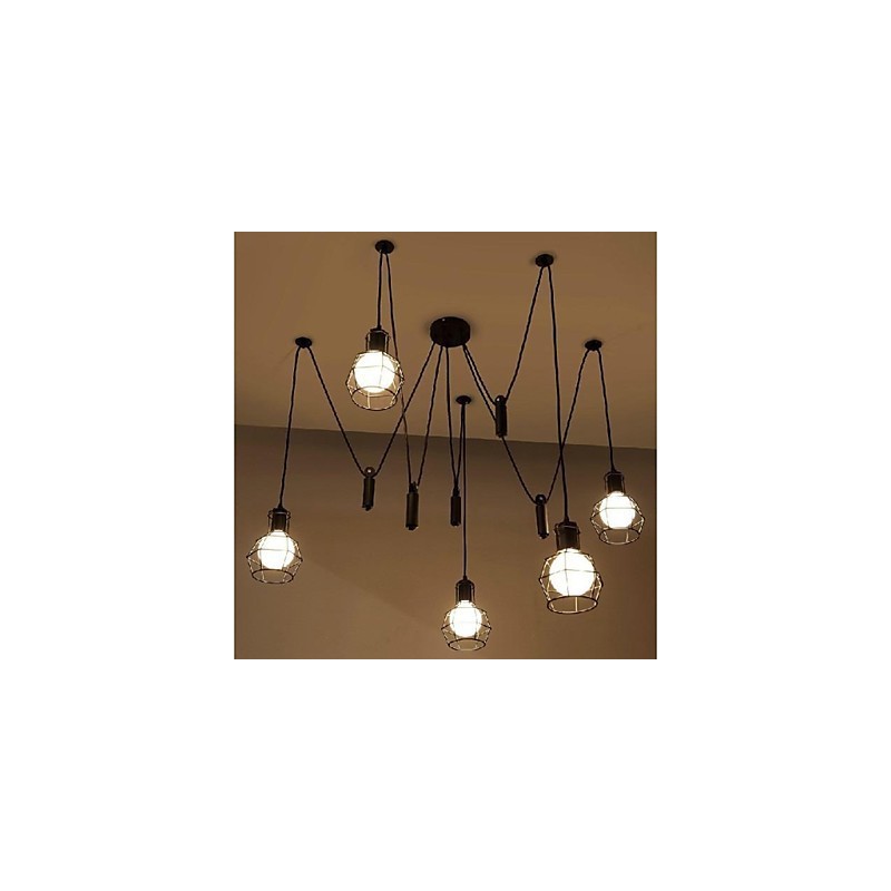 Tradičné klasické retro retro lampáše vo vidieckom štýle, maľba s kovovým závesným svietidlom