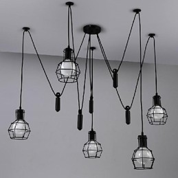 Tradičné klasické retro retro lampáše vo vidieckom štýle, maľba s kovovým závesným svietidlom