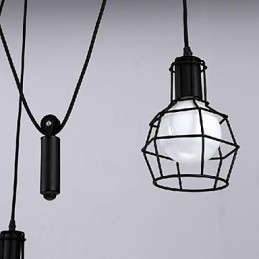Tradičné klasické retro retro lampáše vo vidieckom štýle, maľba s kovovým závesným svietidlom