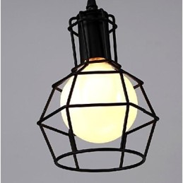 Tradičné klasické retro retro lampáše vo vidieckom štýle, maľba s kovovým závesným svietidlom