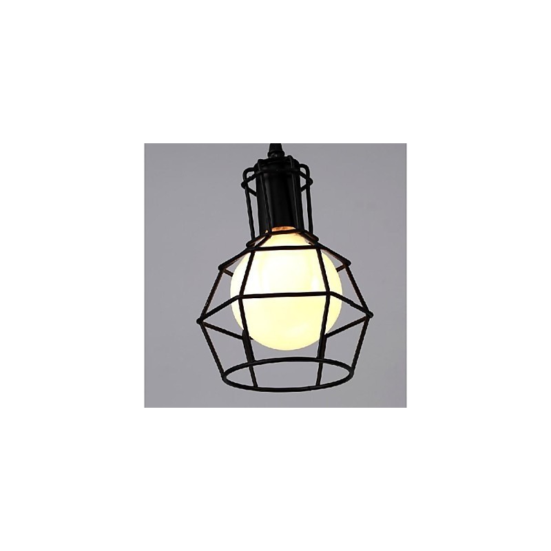 Tradičné klasické retro retro lampáše vo vidieckom štýle, maľba s kovovým závesným svietidlom