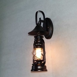 Vintage čierna kovová nástenná lampa s jedným svetlom