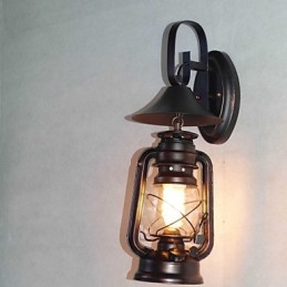 Vintage čierna kovová nástenná lampa s jedným svetlom