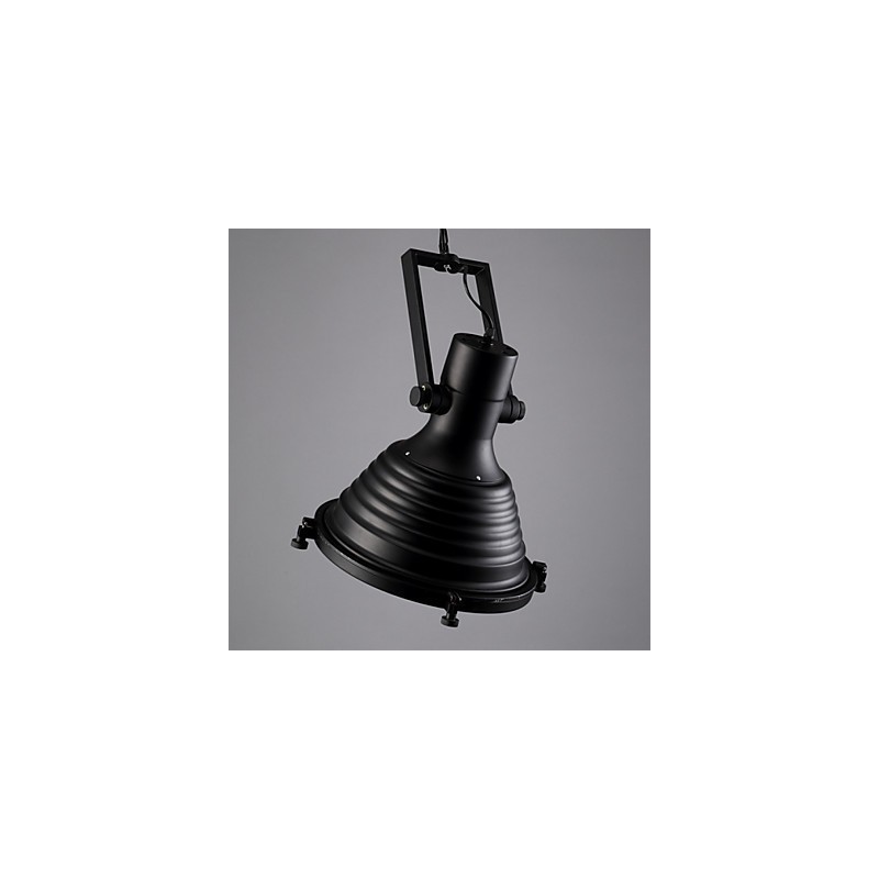 Čierna retro železná závesná lampa a sklenené tienidlo