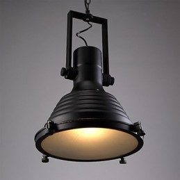 Čierna retro železná závesná lampa a sklenené tienidlo