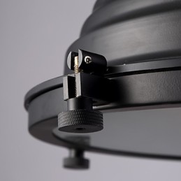 Čierna retro železná závesná lampa a sklenené tienidlo