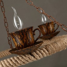 Vintage vidiecka maľba s kovovým príveskom v garáži