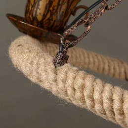 Vintage vidiecka maľba s kovovým príveskom v garáži