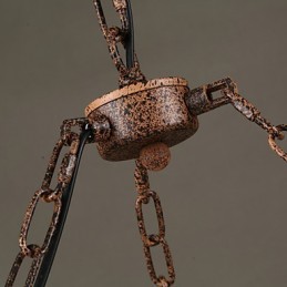 Vintage vidiecka maľba s kovovým príveskom v garáži