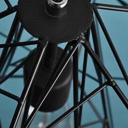 Vintage retro maľba s kovovým príveskom v garáži